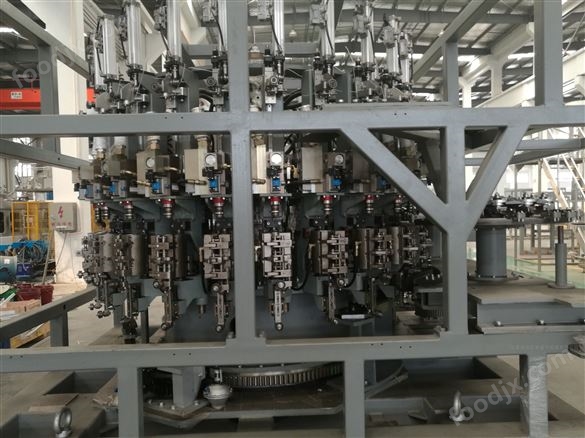 吹灌旋一體機(jī)-高速吹瓶灌裝線